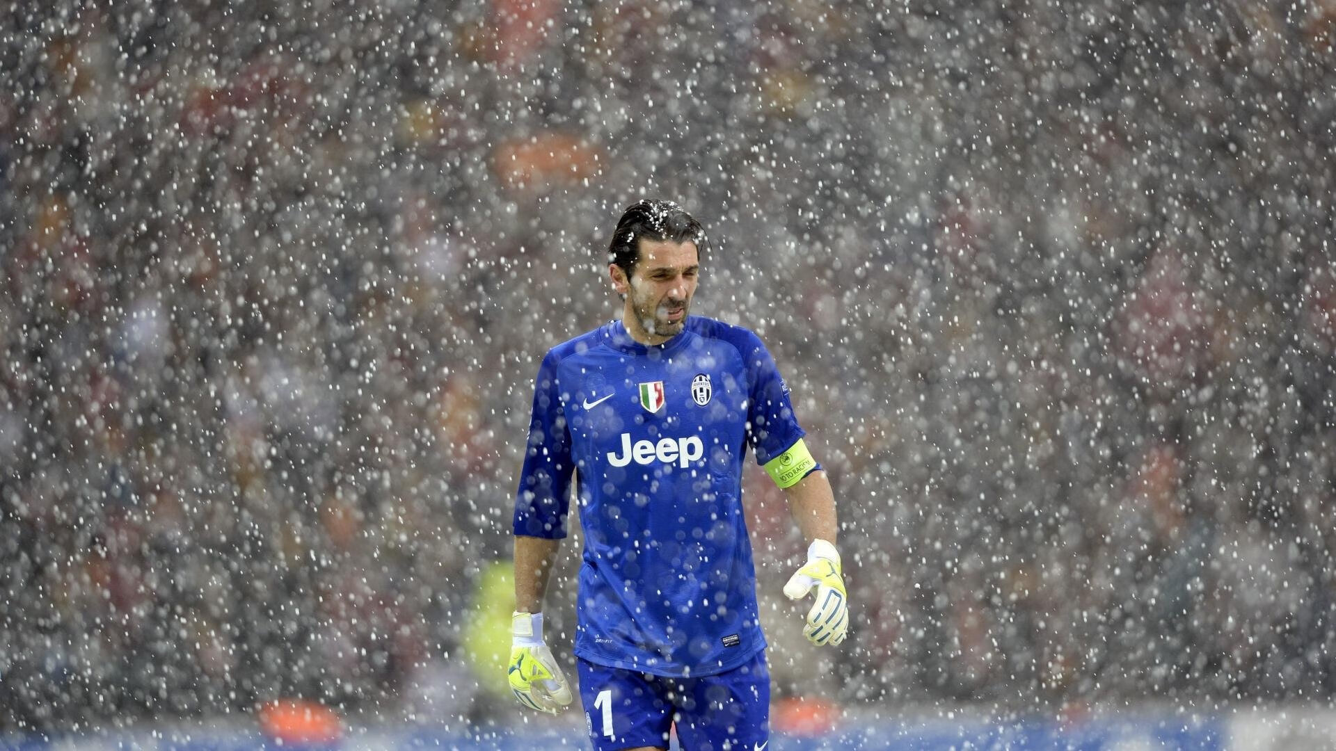 球队是否通过中场站位压制对手后场出球节奏，足球中场如何防守